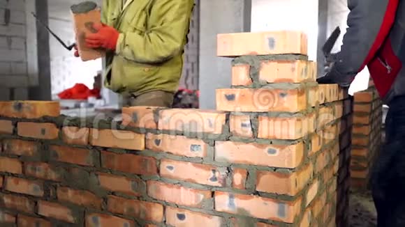 砌砖把砖头放在工地上的手视频的预览图