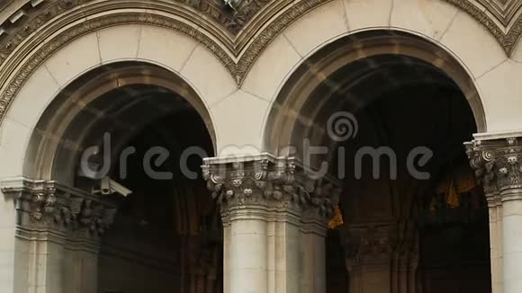 有图标的拱门刻有文字的大理石板造型教堂视频的预览图