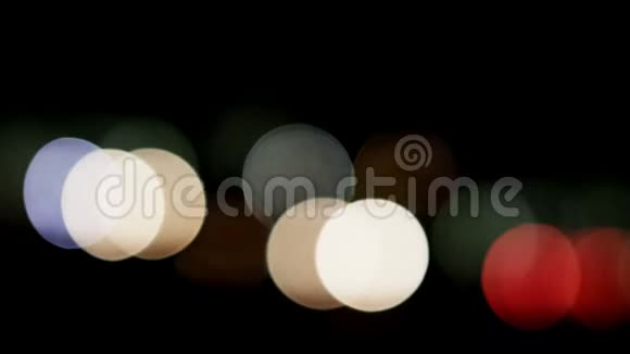 夜间交通灯离焦抽象背景视频的预览图