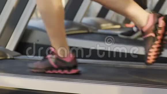 女性在健身房跑步机上跑步照顾身体健康的生活方式视频的预览图