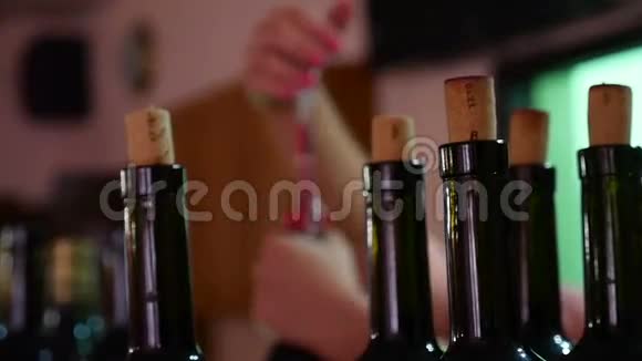 酒保在酒吧开瓶器视频打开葡萄酒视频的预览图