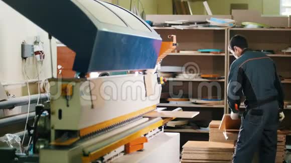 工人木工处理工厂机器上的木制家具部件视频的预览图