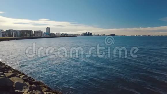大西洋水域和雷克雅未克阳光明媚的天气全景从新港口俯瞰视频的预览图