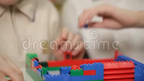 在玩具展览会上两个男孩玩儿童塑料积木视频的预览图