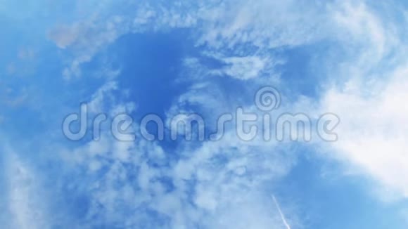白色积云在深蓝色天空中的时间推移视频的预览图