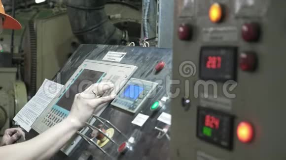 塑料水管的制造控制台附近的人是生产过程的电子控制中心视频的预览图