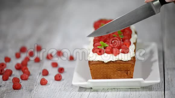 为假期准备的覆盆子蛋糕切树莓蛋糕视频的预览图