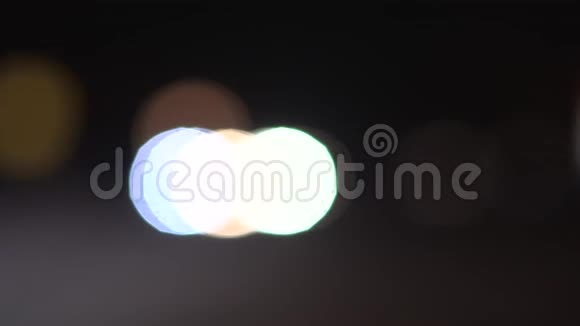 博克在夜间高速公路上开车视频的预览图