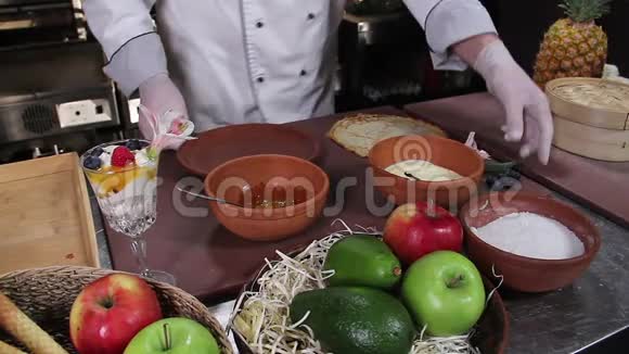 厨师装饰甜点薄煎饼和野生浆果和果冻视频的预览图