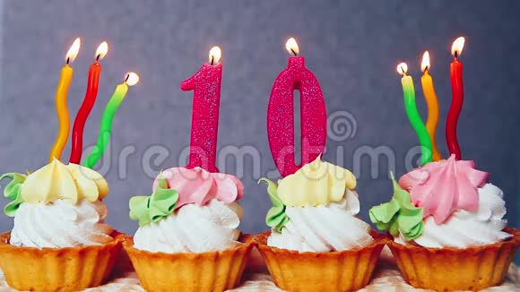 十岁生日蛋糕和粉红蜡烛视频的预览图