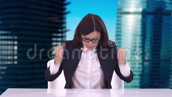 女商人西装革履她坐在一张桌子后面对奴隶挥舞着手臂大喊大叫视频的预览图