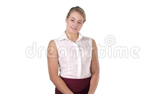 一个年轻漂亮的女孩站在白色背景上显得害羞的肖像视频的预览图