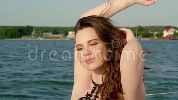 美丽的女人穿着优雅的夏装和太阳镜在游艇上摆姿势视频的预览图
