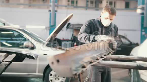 汽车修理过程工人抛光汽车细节视频的预览图