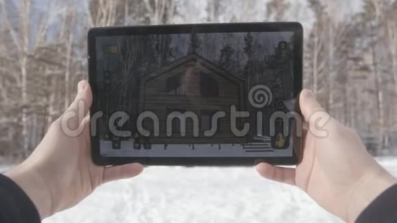 人类正在用平板电脑制作建筑摄影在冬天家庭和建筑概念库存帮男人拍照视频的预览图