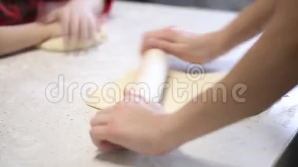 孩子们手捏一个薄薄的面团做披萨视频的预览图