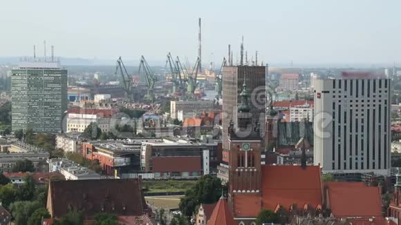 令人惊叹的港口景观起重机和古老的教堂在格但斯克旅游在波兰视频的预览图