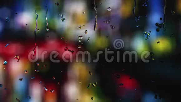 数字产生的雨滴落在雾蒙蒙的窗户上当下雨和背景是模糊的视频的预览图