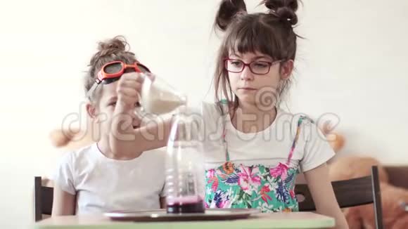 有趣的科学孩子们在家里进行科学实验视频的预览图