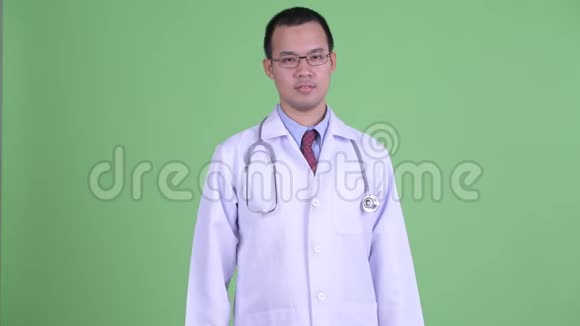 戴眼镜的快乐亚洲男子医生视频的预览图