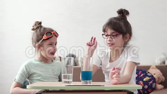 化学实验孩子们在家里从事初级化学姐姐解释了基本的视频的预览图