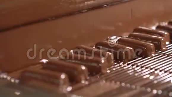 糖果棒倒入液体巧克力特写镜头视频的预览图