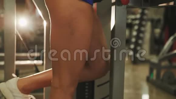 运动女孩用4K模拟器训练她的腿和臀部视频的预览图