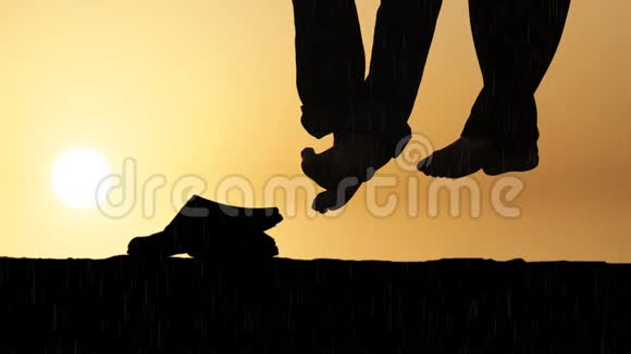 浪漫的夫妇坐在夕阳下下着雨美丽的浪漫背景浪漫的夫妇运动海报视频的预览图