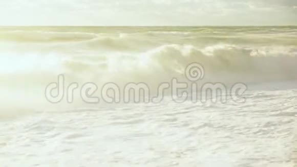 明亮的暴风雨海岸视频的预览图