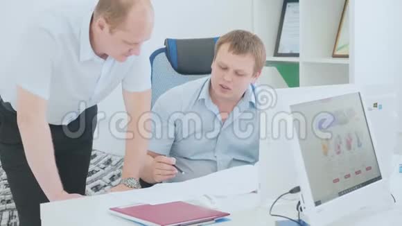 两个商人在办公室里讨论和处理文件视频的预览图