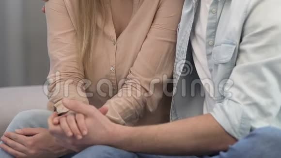 年轻夫妇在家庭约会时牵手感情激动视频的预览图