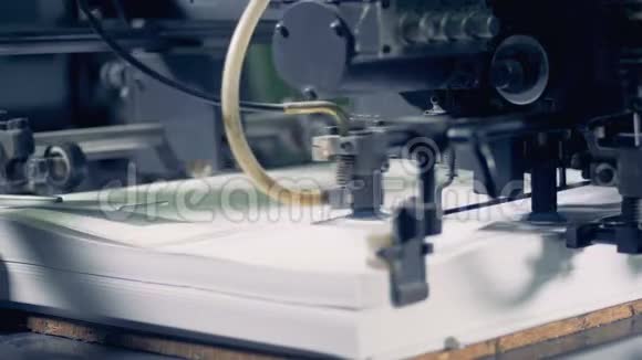 多张纸被一台高速工业机器所取代视频的预览图