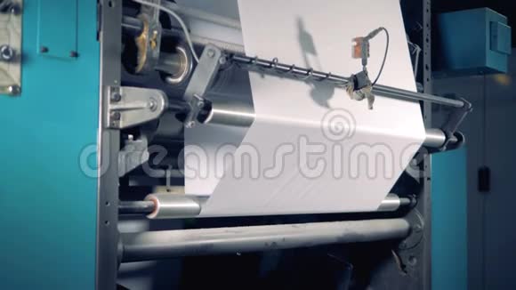 工业纸卷正在由一台工业机器加工4K视频的预览图
