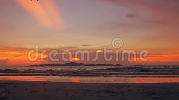 幸福的情侣在夕阳西下的海边相遇并前往海滩的慢动作剪影视频的预览图