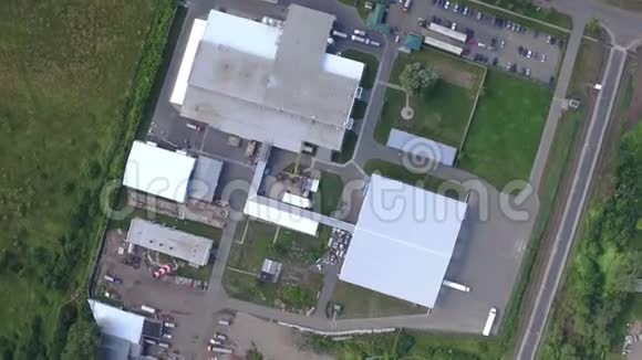 现代乳品厂的鸟瞰图奶及奶制品生产食品工业视频的预览图