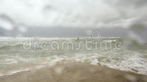 透过潮湿的玻璃观看暴风雨的大海视频的预览图