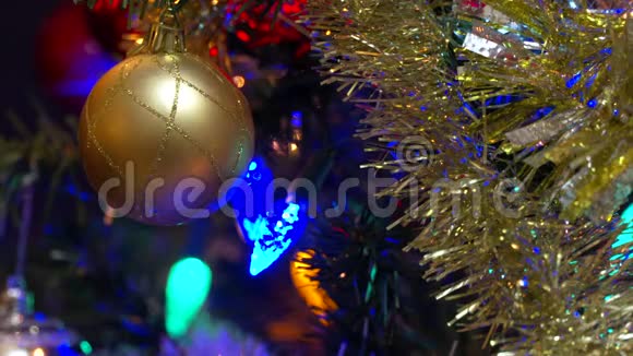圣诞树饰品滚动焦点4KUHD视频的预览图
