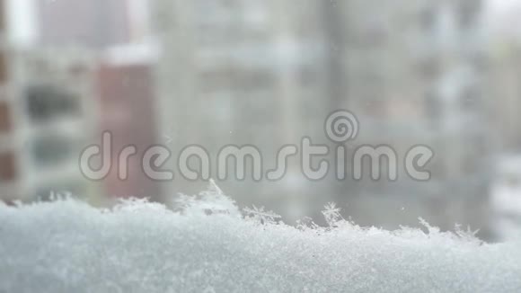 在城市里下雪从窗户关闭视野视频的预览图