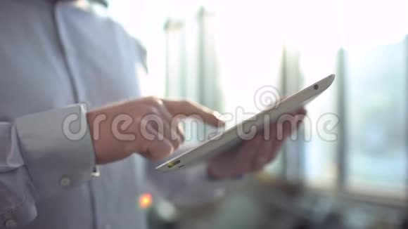 特写女性手触摸数字平板电脑与商业图表在工业环境中使用平板电脑它很容易视频的预览图