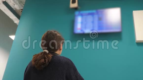 看着她离开机场的航班时刻表看着信息板检查着视频的预览图
