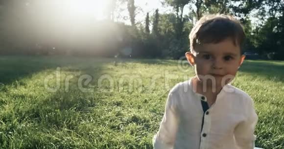 一个可爱的小男孩看起来像他的眼睛在镜头前动作缓慢4k视频的预览图