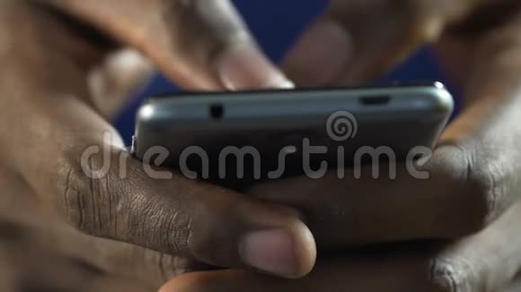 非裔美国人在手机上快速打字保持联系视频的预览图