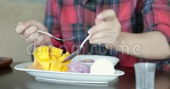快乐可爱的亚洲女人喜欢吃芒果和糯米视频的预览图