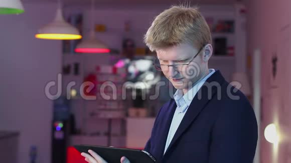 酒店餐厅咖啡厅商人读平板电脑微笑视频的预览图