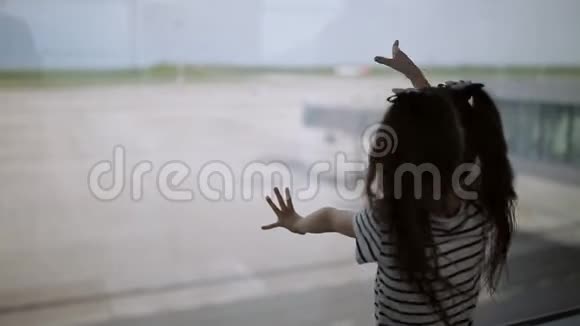 小女孩在机场向窗外看视频的预览图