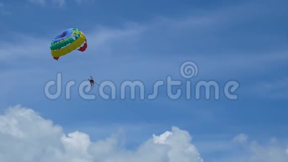 4Kparaing活动在蓝天蓝天极限运动夏季活动中与游客一起飞翔的彩色伞翼视频的预览图