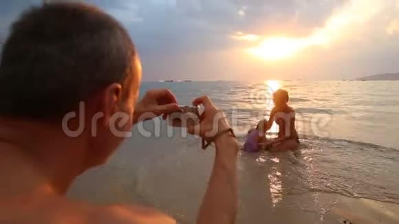 男子图片女孩在日落时扮演母亲视频的预览图