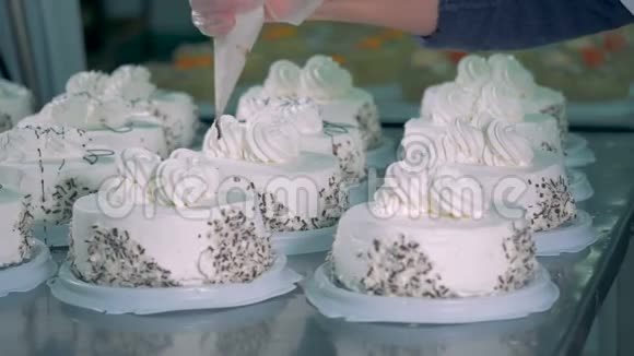 糖果师把巧克力倒在蛋糕上在面包店装饰蛋糕的概念视频的预览图