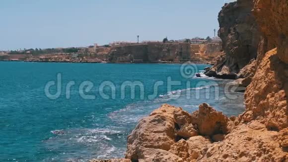 埃及的洛基海滩海滩在一个海湾的海岸线与波浪在蓝色的海洋和珊瑚礁慢动作视频的预览图