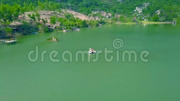 空中景观双体船漂浮在山上的湖面上无人机可以看到人们在美丽的湖面上骑双体船视频的预览图